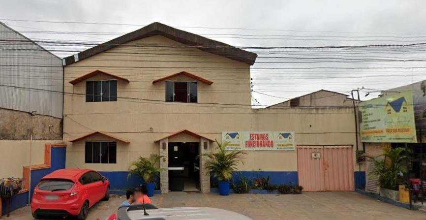 a building with a red car parked in front of it at POUSADA ACONCHEGO HOTEL in Imperatriz