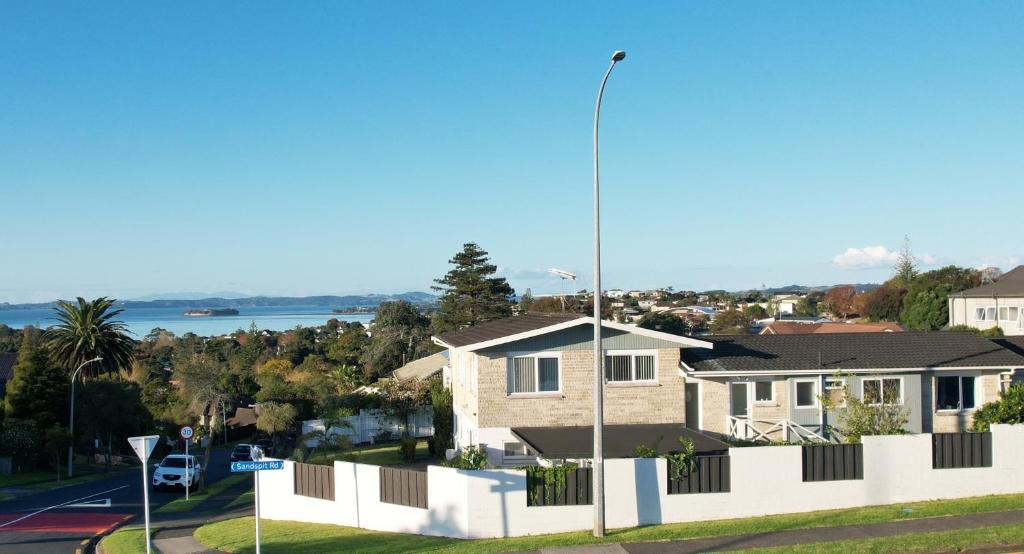 una casa en un suburbio con una luz de la calle en Your home at Cockle Bay en Auckland
