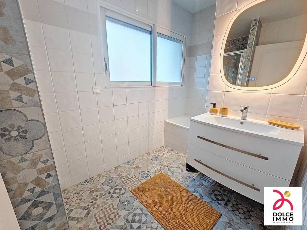 y baño con lavabo y espejo. en Maison proche toutes commodités en Le Bouscat