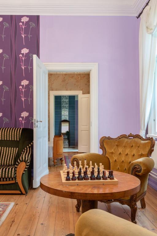 Posezení v ubytování Kursi Summer Manor