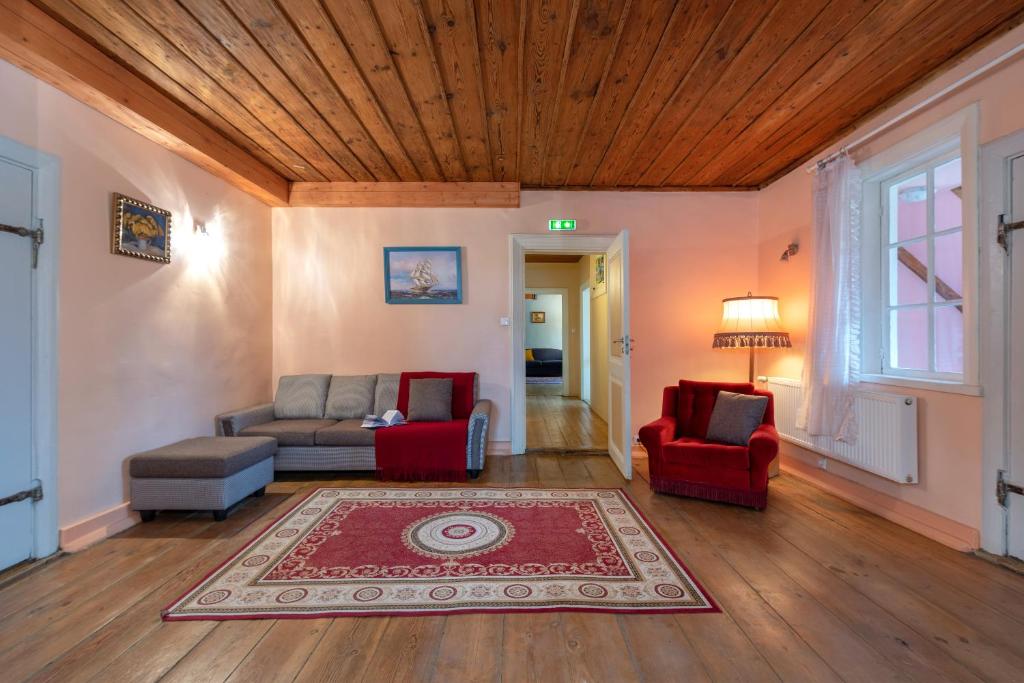 Posezení v ubytování Kursi Summer Manor