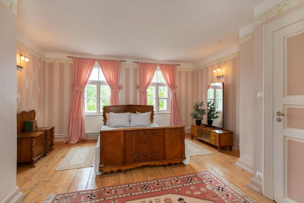 Postel nebo postele na pokoji v ubytování Kursi Summer Manor