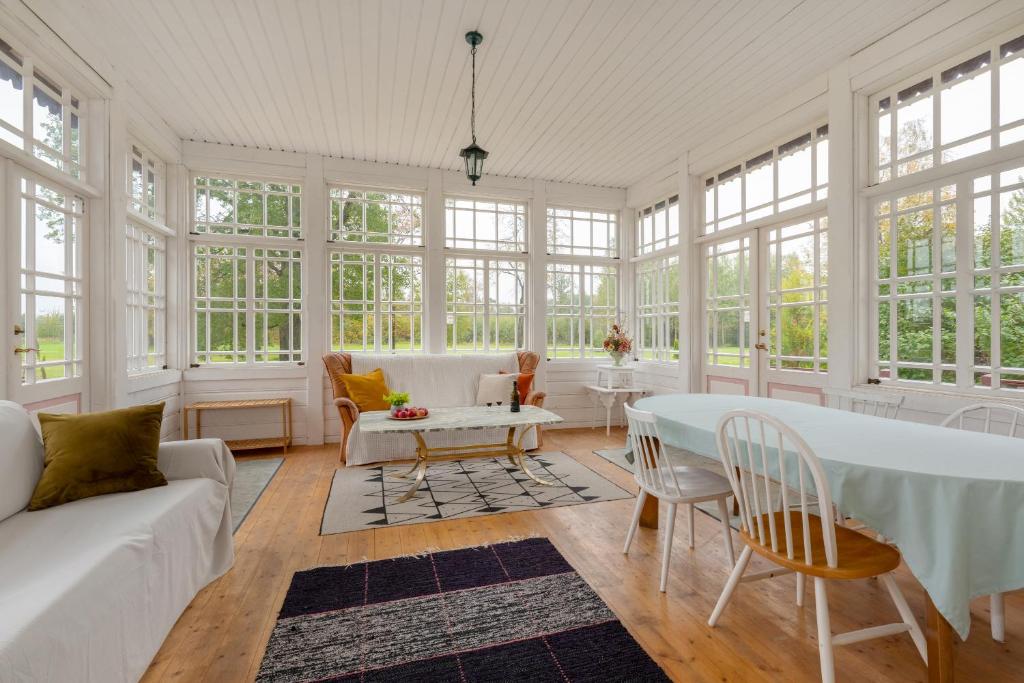 Posezení v ubytování Kursi Summer Manor