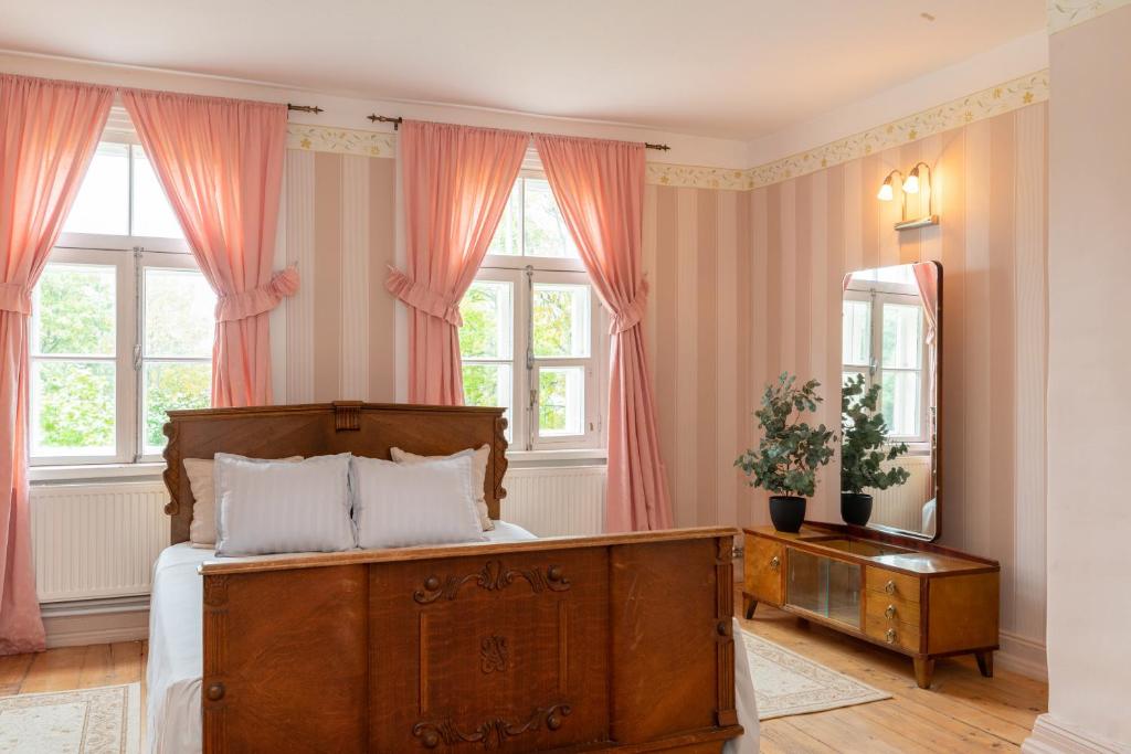 Postel nebo postele na pokoji v ubytování Kursi Summer Manor