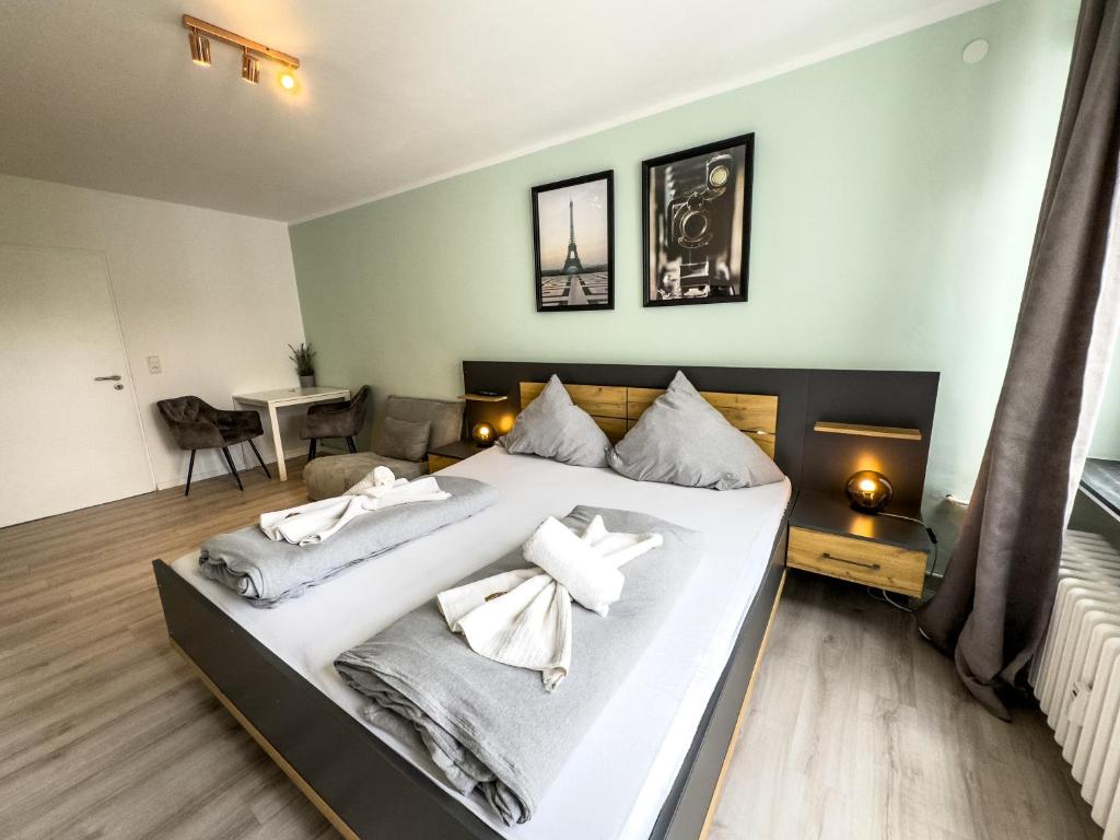 een slaapkamer met een groot bed met witte handdoeken bij Apartment für 3 Gäste mit kostenlosen Parkplätzen und Lift in Hannover