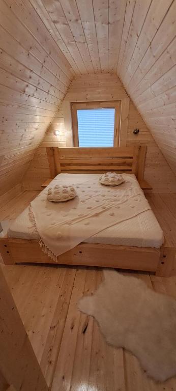 Posto letto in camera in legno con finestra. di Imantas guļbaļķu namiņš ar pirti a Salacgrīva