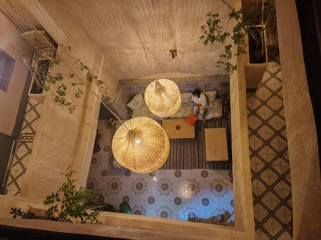 uma vista superior de um quarto com dois guarda-sóis em Medina Oasis Hostel em Marrakech