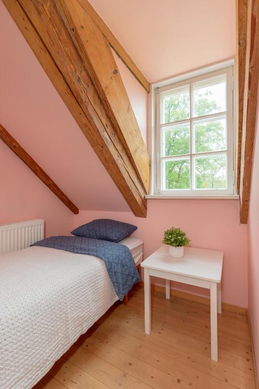 Postel nebo postele na pokoji v ubytování Kursi Summer Manor