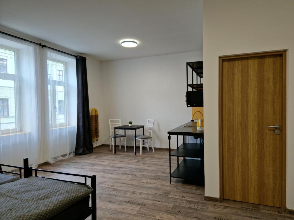 Habitación con puerta, mesa y escritorio. en Cukmantl Apartments, en Jeseník