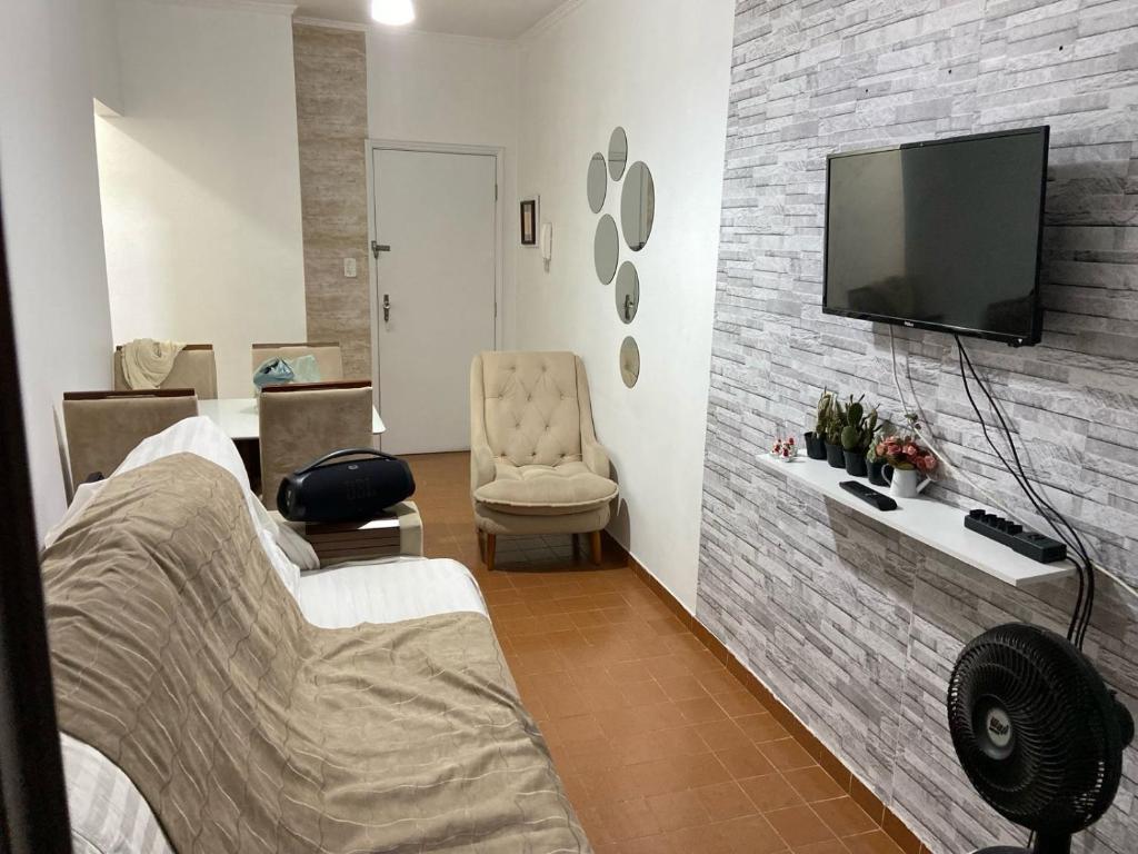 Μια τηλεόραση ή/και κέντρο ψυχαγωγίας στο Apartamento Praia da Guilhermina