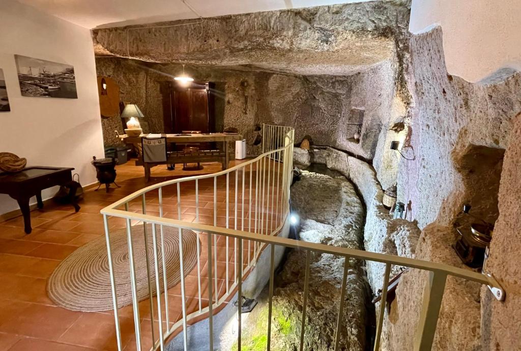 een trap in een kamer met een stenen muur bij Sardinian Gallery Fonte in Bosa