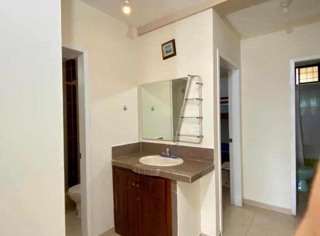 uma casa de banho com um lavatório e um espelho em Jurado, Casa Hospedaje em Tonsupa