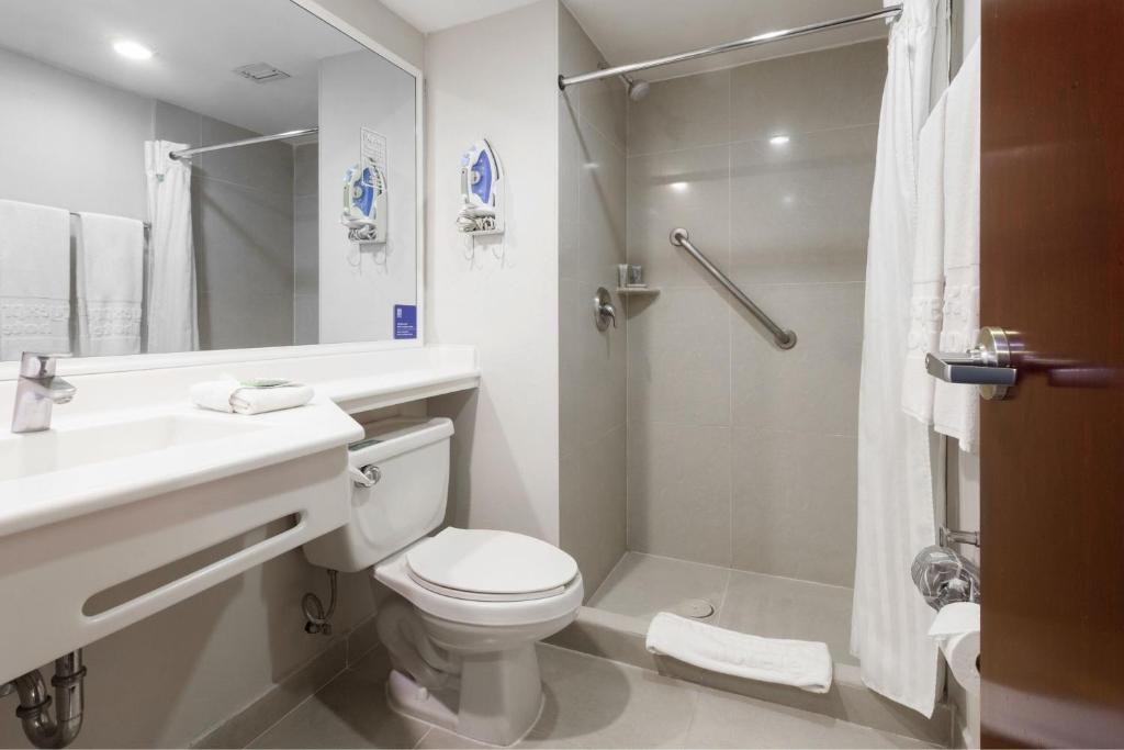 City Express by Marriott Celaya Parque - Queen Suite With Sofa Bed