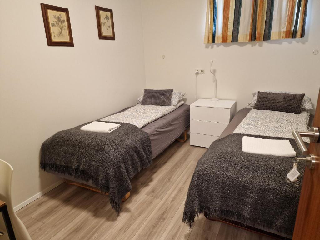 Rúm í herbergi á Húsid Guesthouse