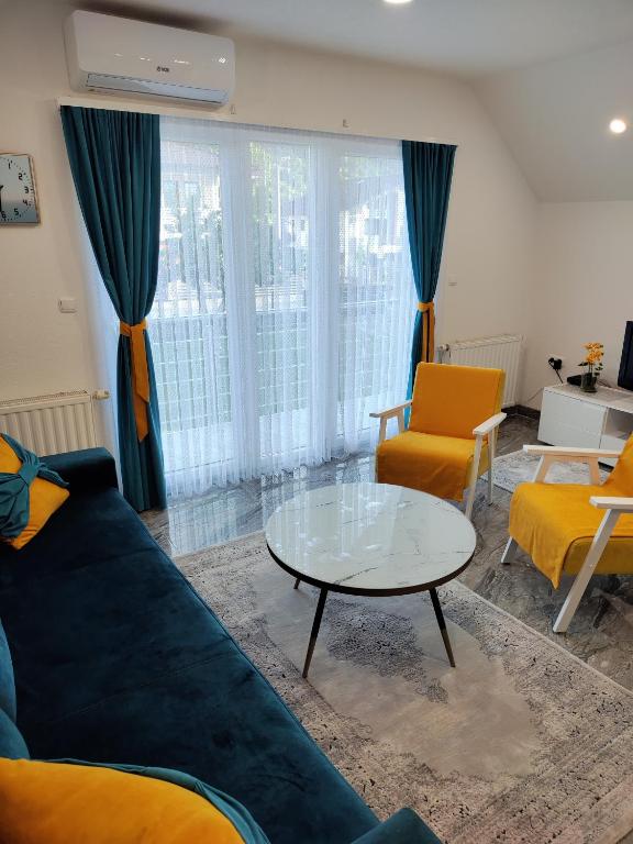 ein Wohnzimmer mit Sofa und Couchtisch in der Unterkunft Apartment Sofia in Bihać