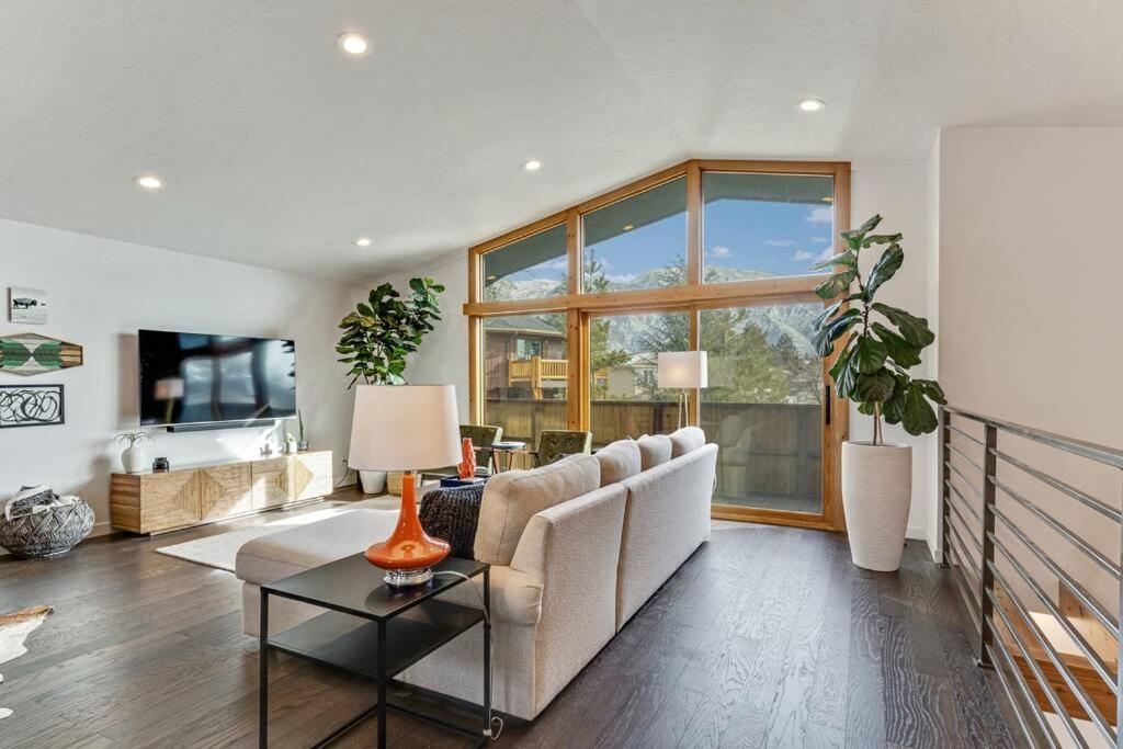 桑迪Mountain views and access! 4BR 3.5BA的带沙发和桌子的客厅