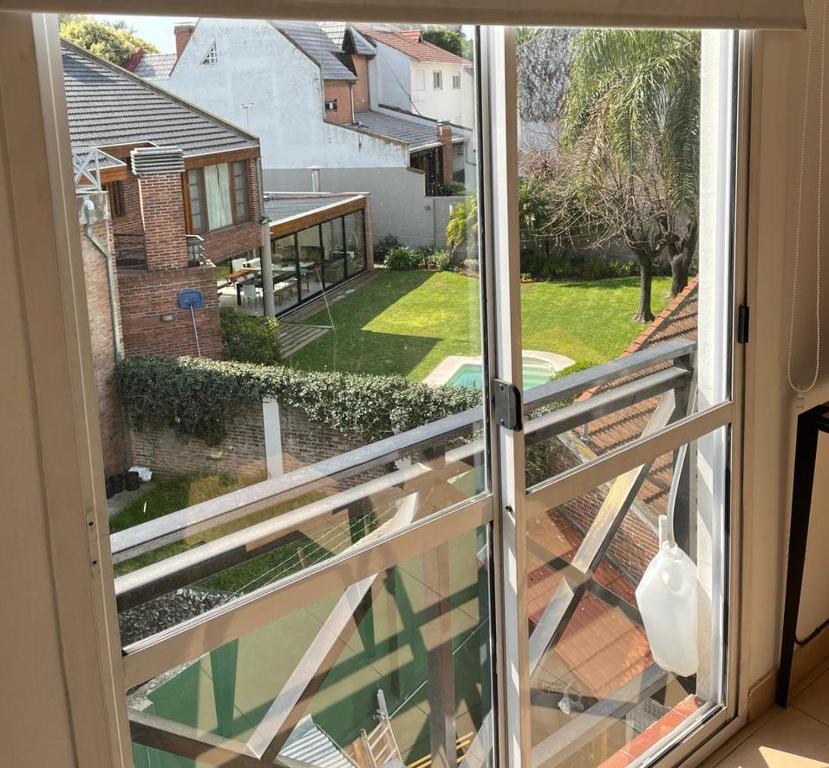 uma vista de uma janela de uma casa em Departamento Ciudad Jardín em Billinghurst