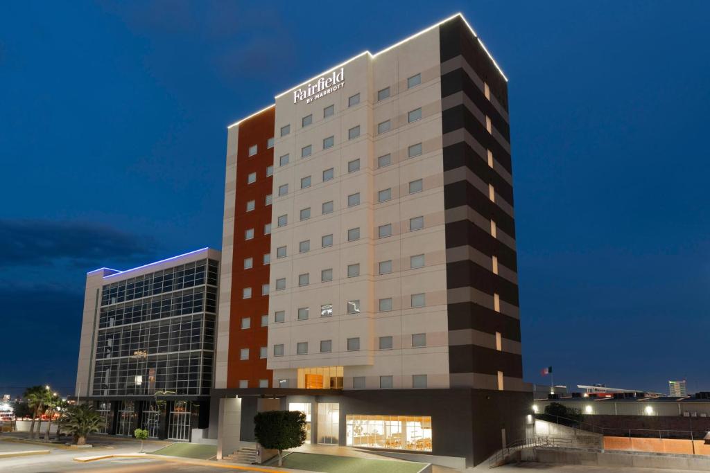 um edifício de hotel com uma placa em cima em Fairfield by Marriott Inn & Suites San Luis Potosi em San Luis Potosí