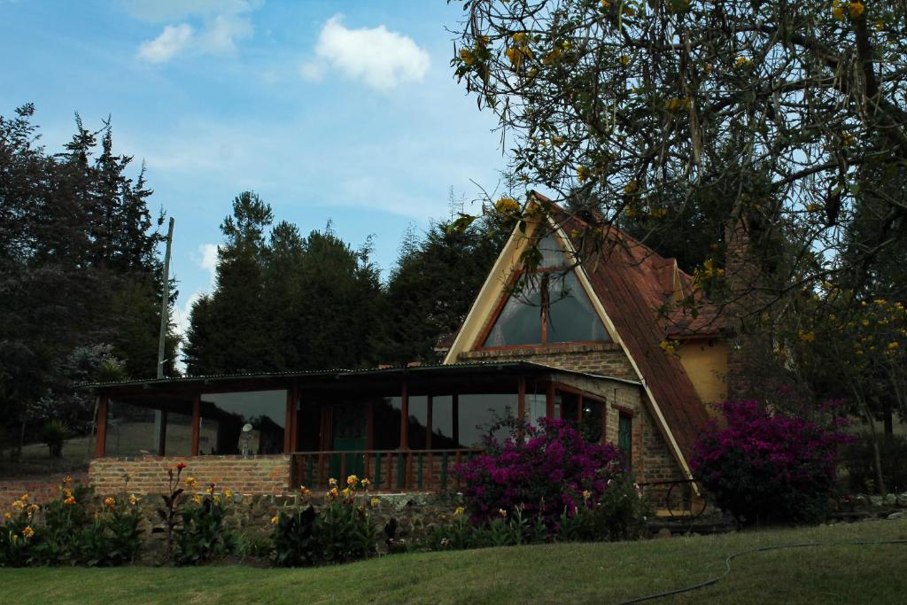 a house with a thatched roof on top of it at Alojamiento Chalet el Pinar en Ubaté-Guachetá in Ubaté