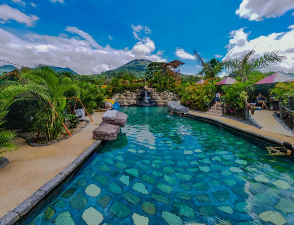 Swimming pool sa o malapit sa Villa Blessed and Hot Springs Free