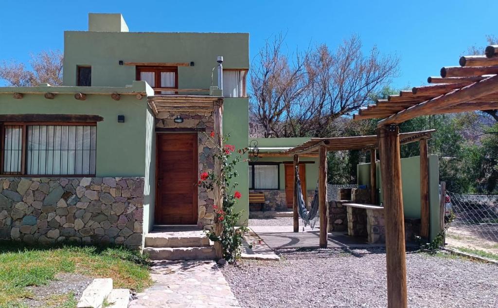 mały dom z drzwiami przed nim w obiekcie Balconcito de Colores w mieście Maimará