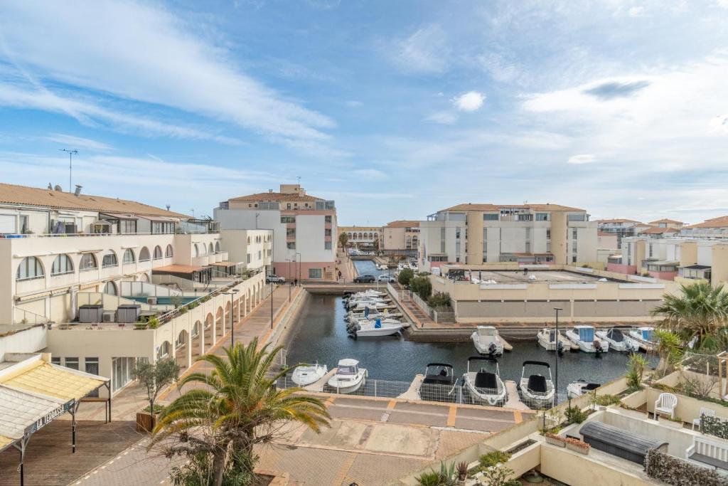 a view of a harbor with boats in the water at Appt t2 cabine clim parking privée vu mer in Sète