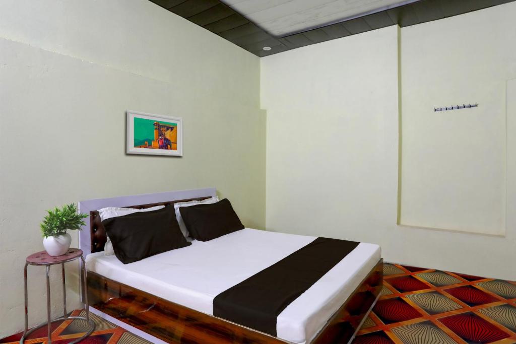 a bedroom with a bed in a room at SPOT ON Mahadev Hotel in Prayagraj