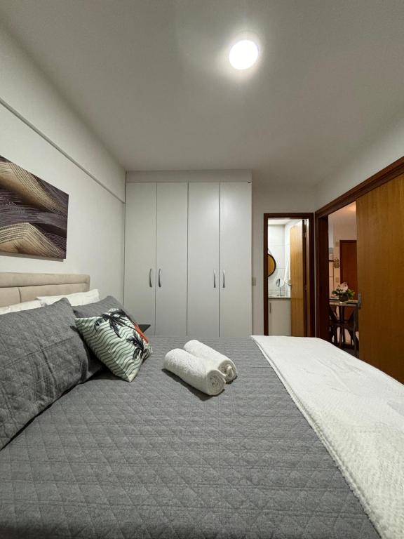 um quarto com uma cama grande e armários brancos em Infinity APT 503 em Maceió