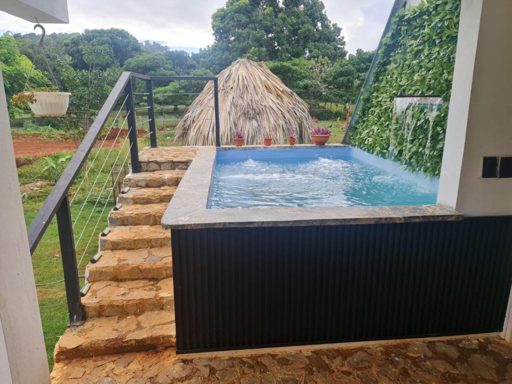 ein Schwimmbad in einem Haus mit einem Zaun in der Unterkunft Dreamvilles Ecovillage Las Galeras in Las Galeras