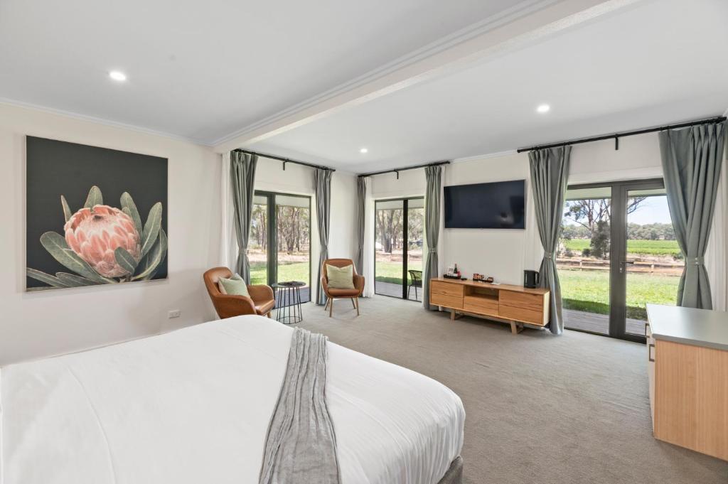 Schlafzimmer mit einem Bett und einem Flachbild-TV in der Unterkunft Balgownie Estate Bendigo in Bendigo