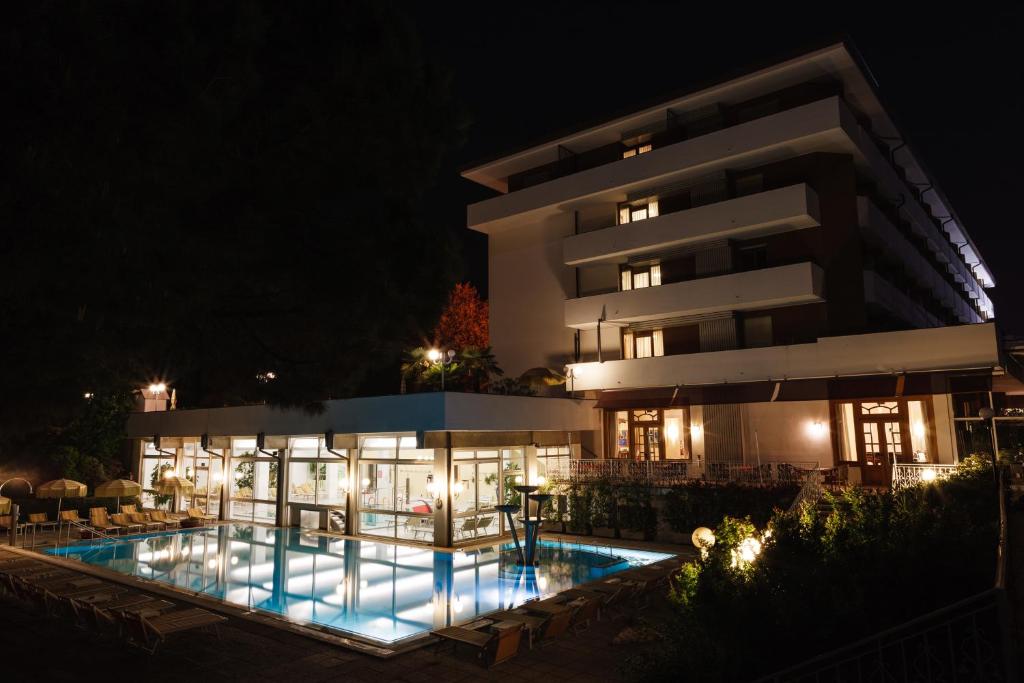 Bazén v ubytování Hotel Terme Millepini nebo v jeho okolí
