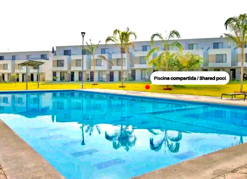 a large swimming pool in front of a hotel at Casa de las Palmas tu destino en Morelos in Alpuyeca