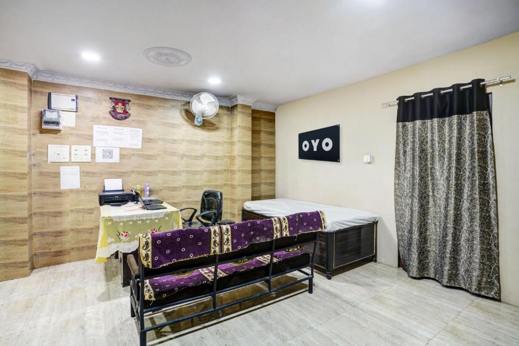 um quarto de hospital com uma cama e uma mesa em OYO Flagship Hotel Shiva Inn em Jamshedpur