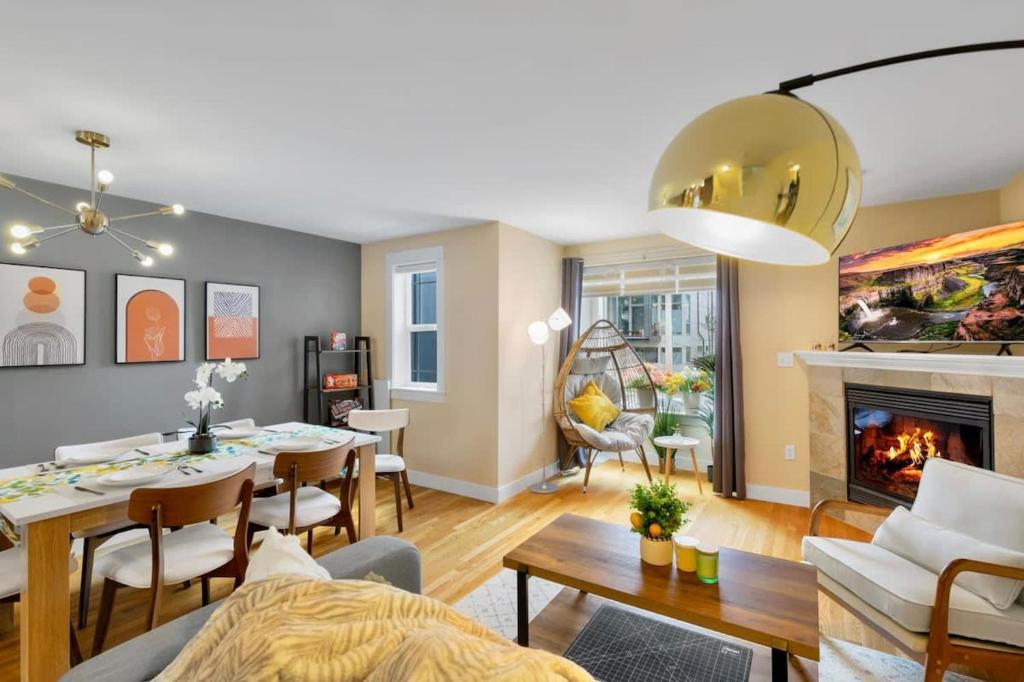 ein Wohnzimmer mit einem Tisch und einem Esszimmer in der Unterkunft Wallingford Modern Home with Designer's Touch - 95 walk score in Seattle
