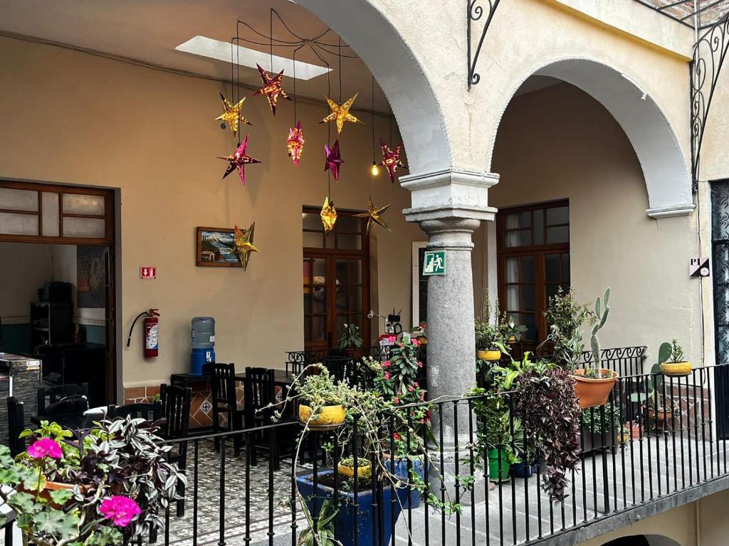 un bâtiment avec une clôture et quelques plantes dans l'établissement Casa Veeyuu, à Puebla