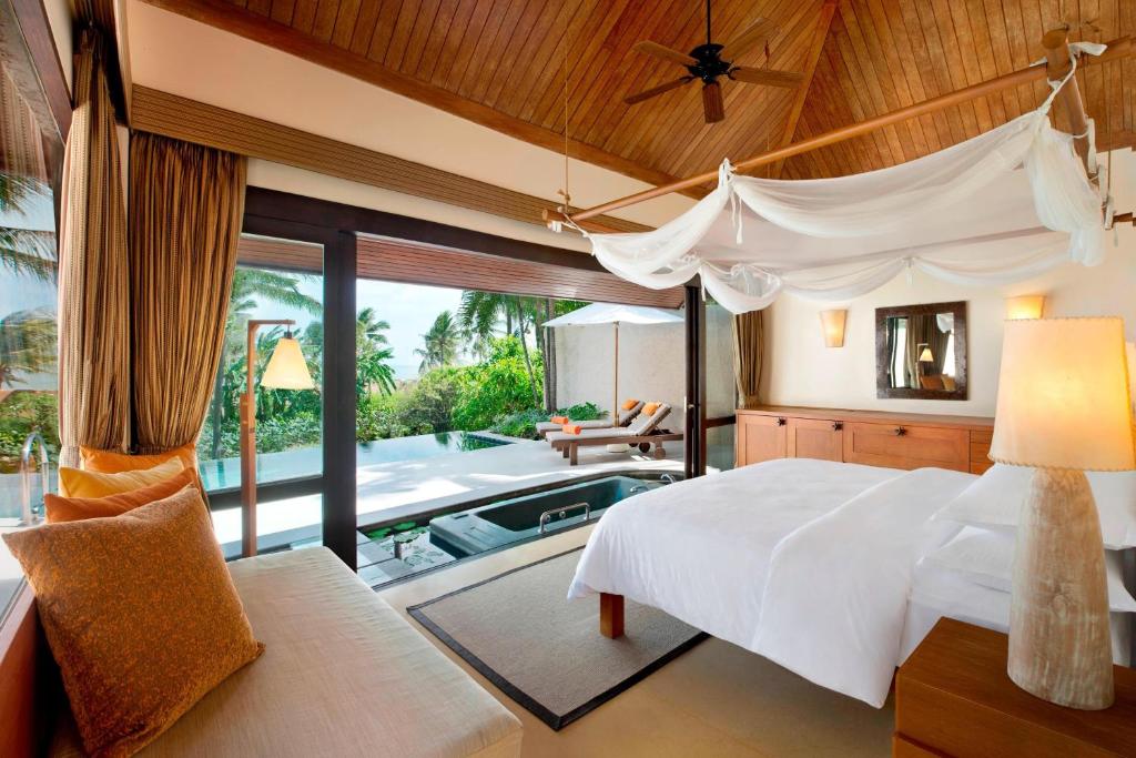 Postel nebo postele na pokoji v ubytování Sheraton Hua Hin Pranburi Villas