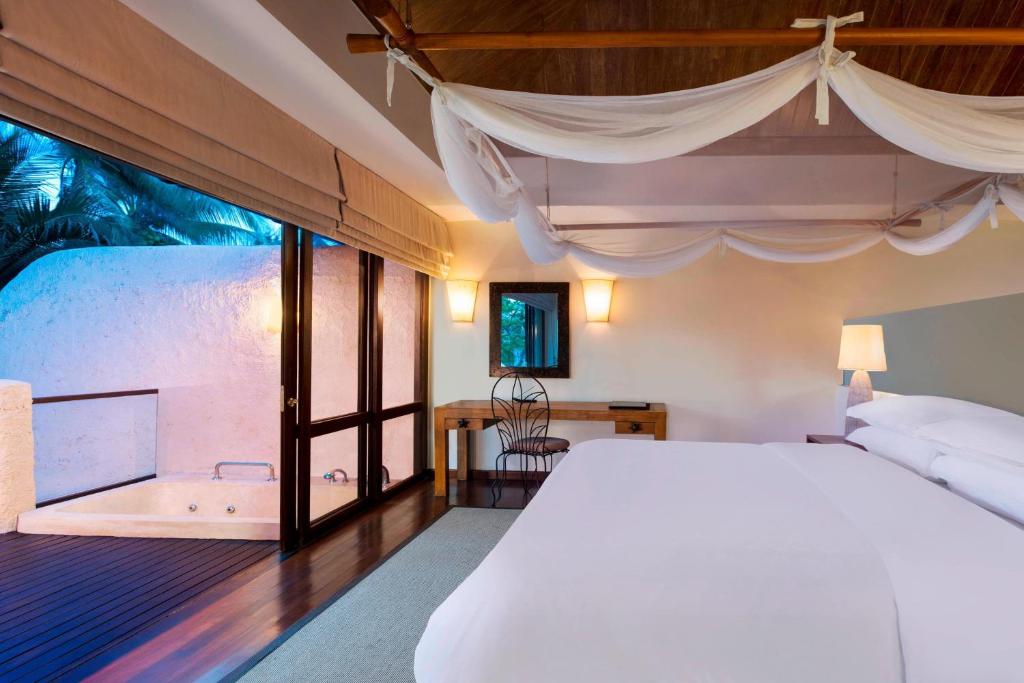 Postel nebo postele na pokoji v ubytování Sheraton Hua Hin Pranburi Villas