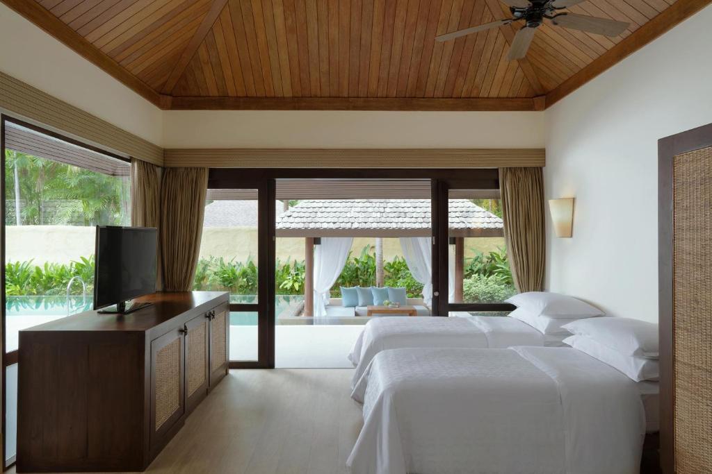 Postel nebo postele na pokoji v ubytování Sheraton Hua Hin Pranburi Villas