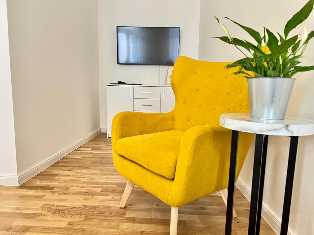 TV a/nebo společenská místnost v ubytování Treetess City Centre Prague Apartments