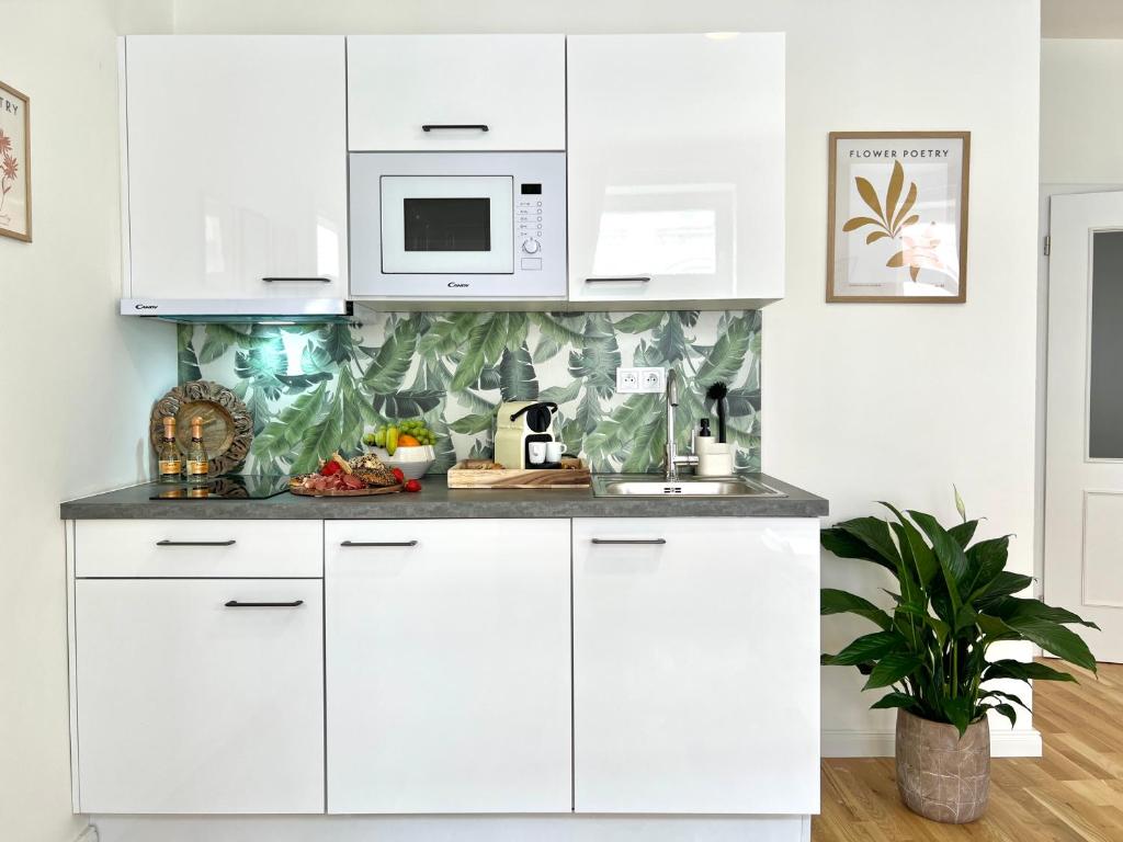 Kuchyň nebo kuchyňský kout v ubytování Treetess City Centre Prague Apartments