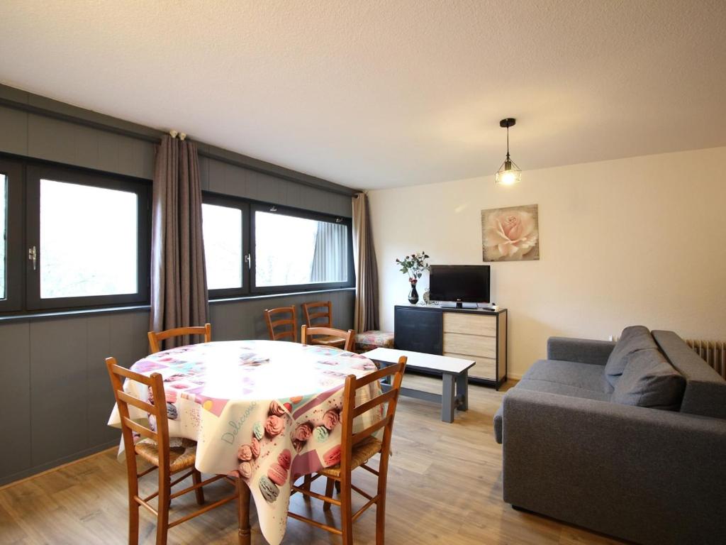 - un salon avec une table et un canapé dans l'établissement Studio Mont-Dore, 1 pièce, 4 personnes - FR-1-415-155, à Mont-Dore