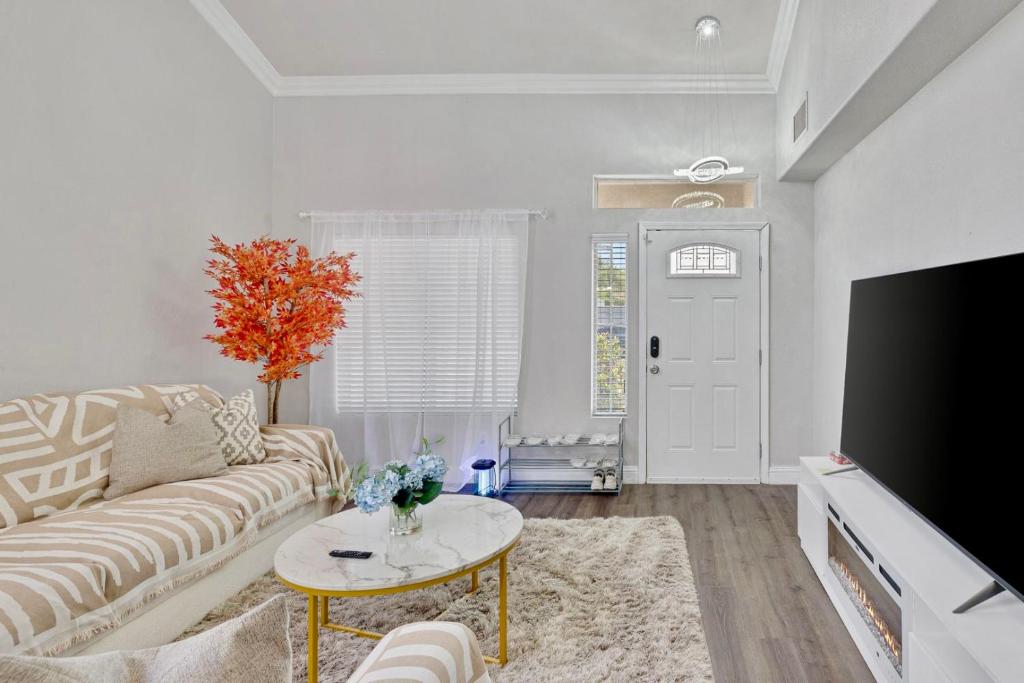 Modern Home in Las Vegas Near Strip with Pool and Jacuzzi, Las Vegas