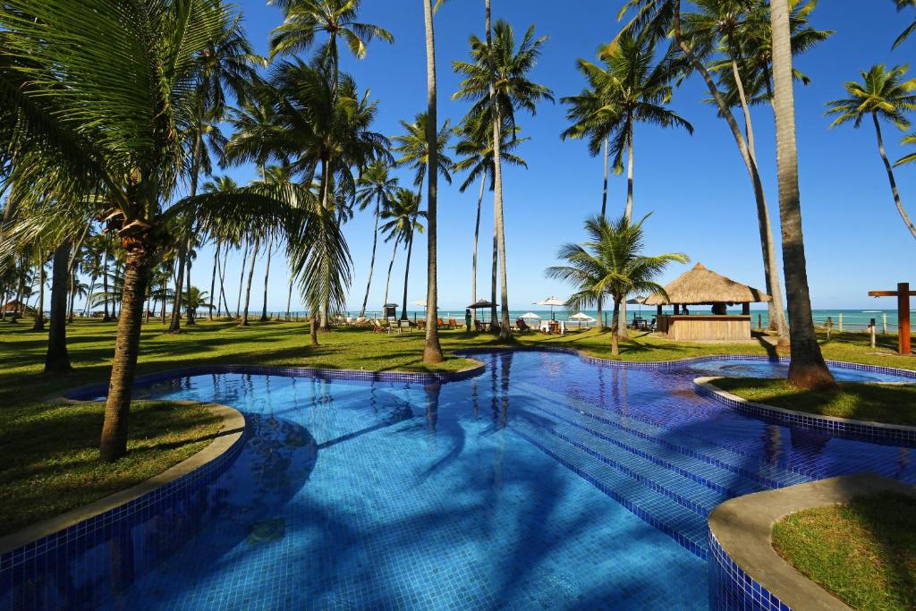 Bazén v ubytování Pontal dos Carneiros Beach Bungalows nebo v jeho okolí