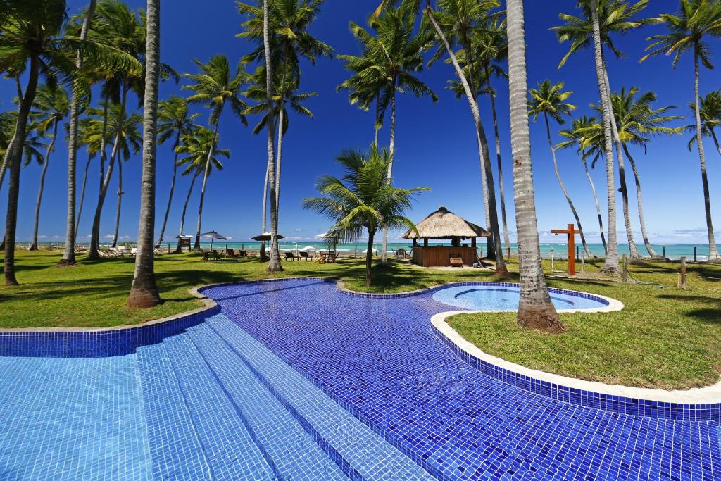 Bazén v ubytování Pontal dos Carneiros Beach Bungalows nebo v jeho okolí