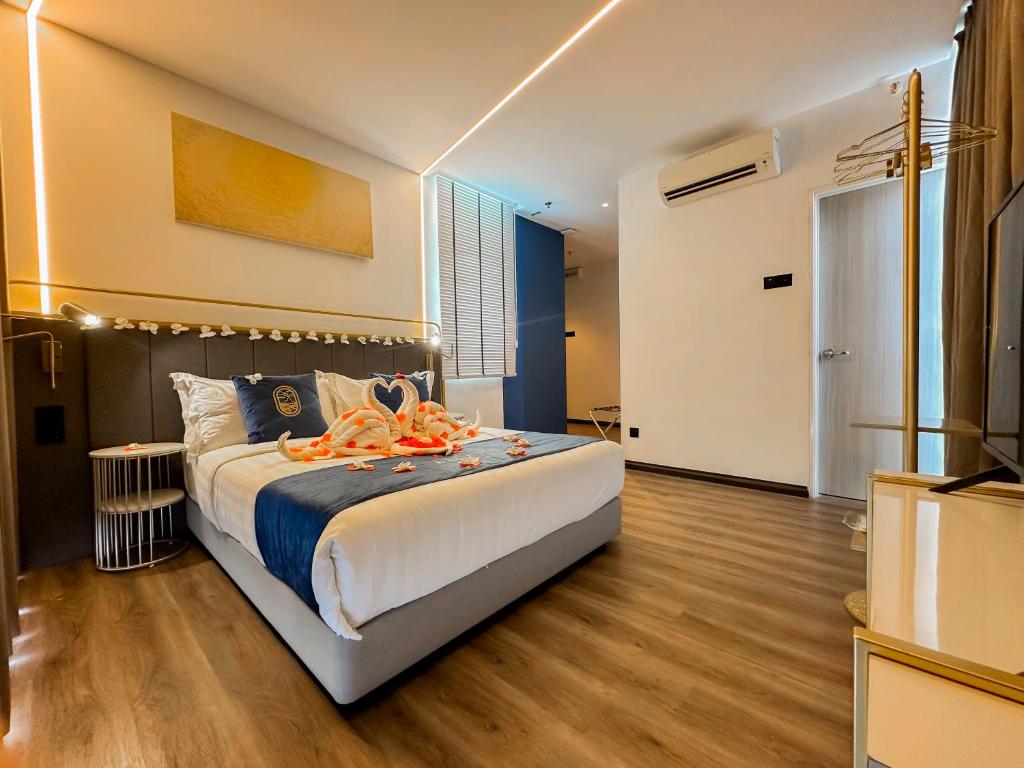 1 dormitorio con 1 cama grande en una habitación en Regatta Suites Hotel at Kozi Square Kuching, en Kuching
