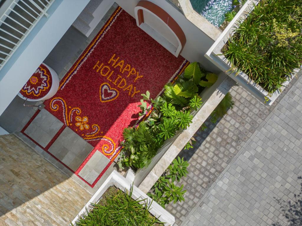 una vista aérea de una puerta roja con un cartel de feliz Navidad en Villa Sayang en Kerobokan