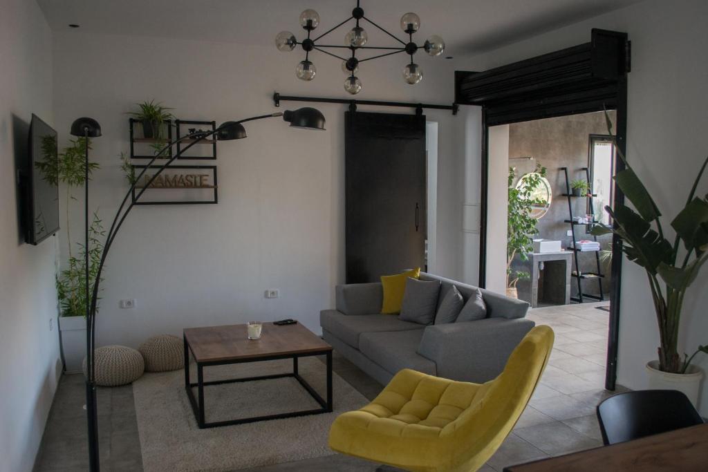 ein Wohnzimmer mit einem Sofa und einem Tisch in der Unterkunft Nouvel Appartement Moderne À La Corniche De Bizerte in Bizerte