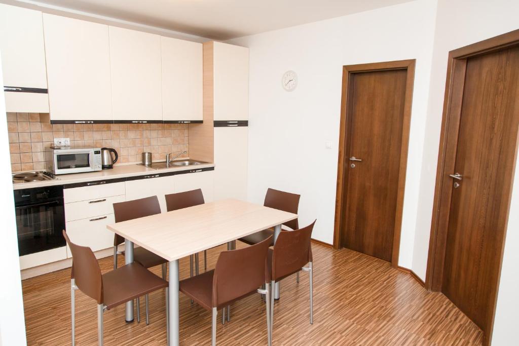 Kuchyňa alebo kuchynka v ubytovaní Apartmán Tále č.309