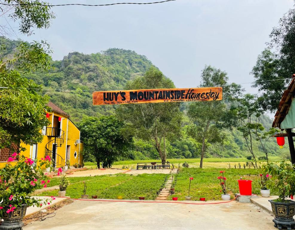 Un cartello che legge "Vive in una casa di montagna in un parco" di Huy-Mountainside Homestay a Phong Nha