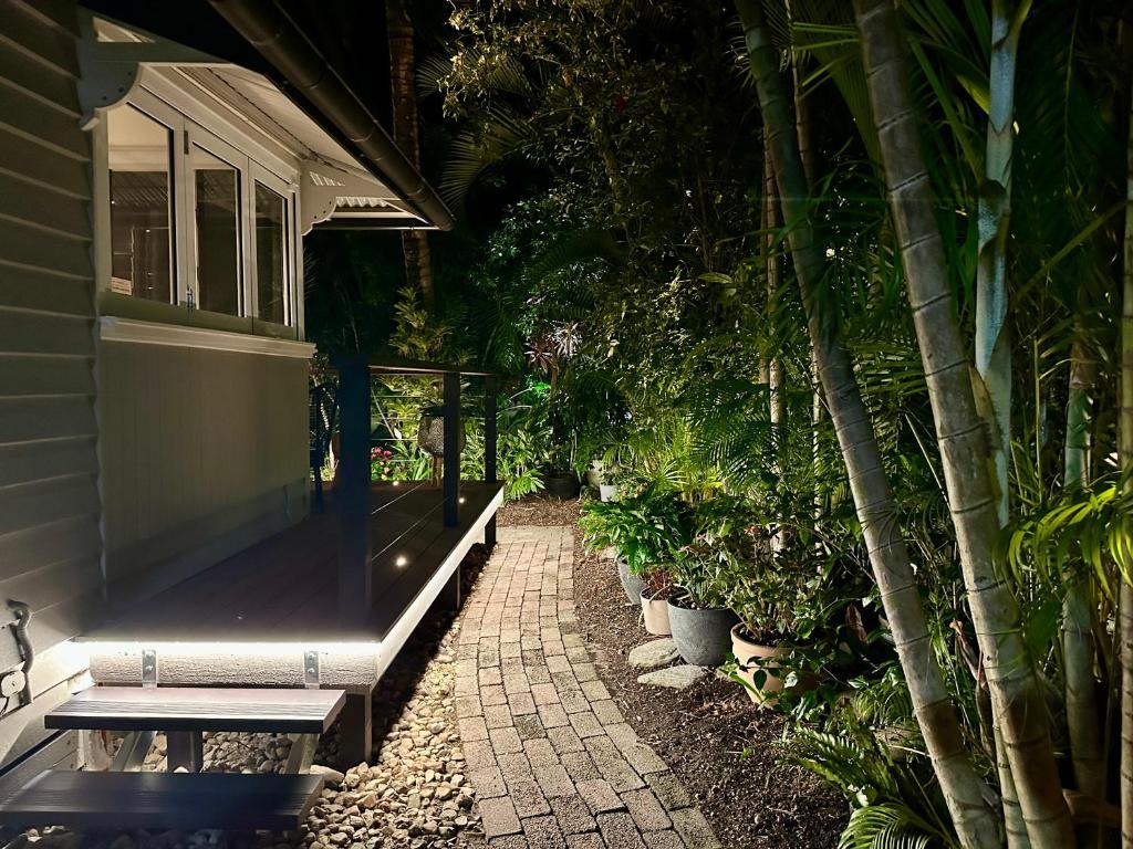 Zahrada ubytování Sweet Creek Cottage, Palm Cove, 200m to Beach, Heated Pool, Pets